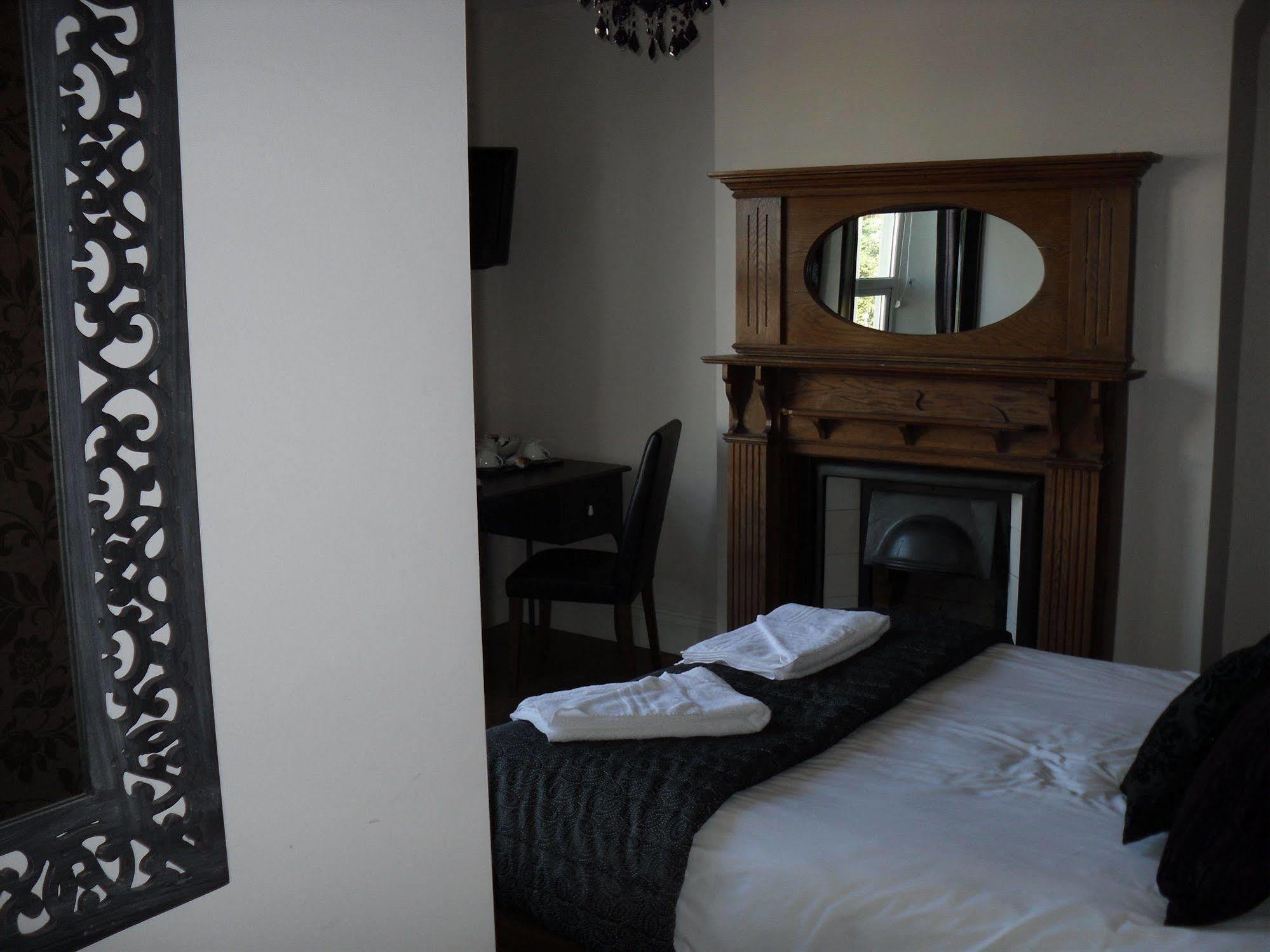 Number One Hundred Bed And Breakfast Cardiff Eksteriør bilde